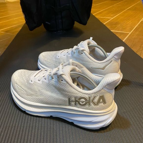 HOKA ONE ONE CLIFTON 9 - Women’s Running Shoes - SIZE 7.5B - Picture 2 of 11